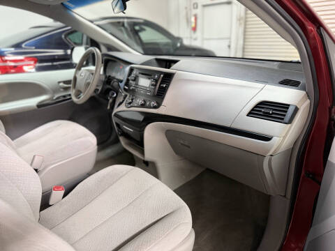 2012 Toyota Sienna LE 8-Passenger