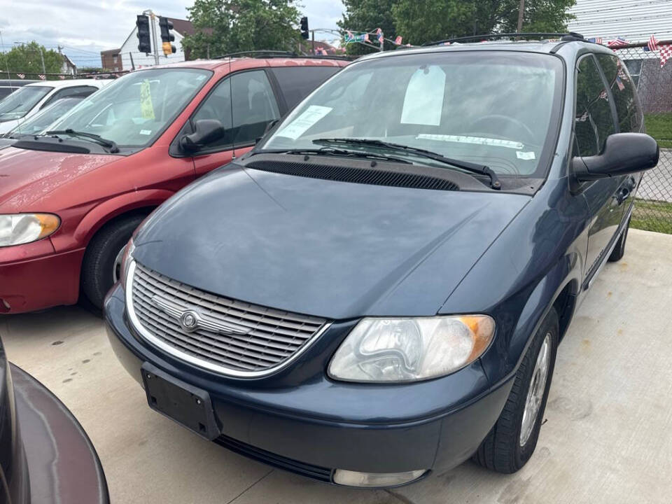 2001 Chrysler Town & Country LXI's photo
