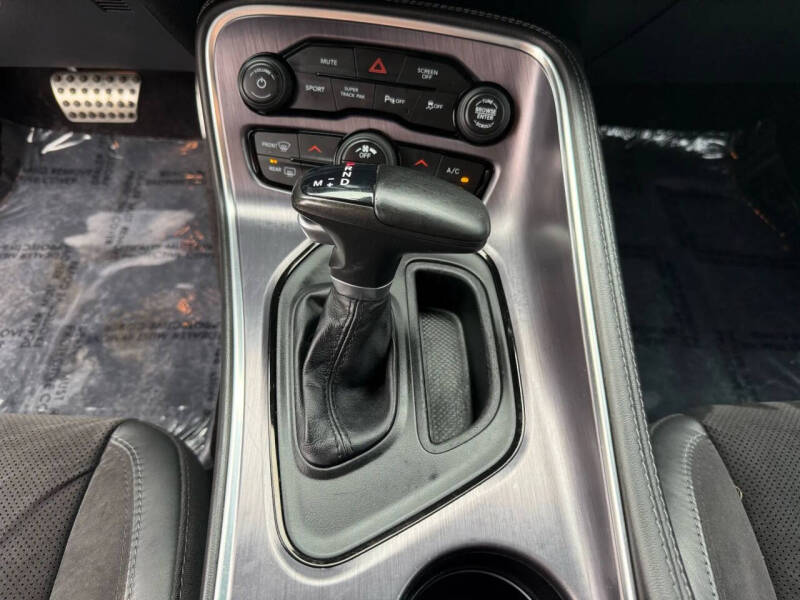 2017 Dodge Challenger 392 HEMI Scat Pack Shaker