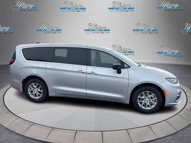 2026 Chrysler Pacifica Select's photo