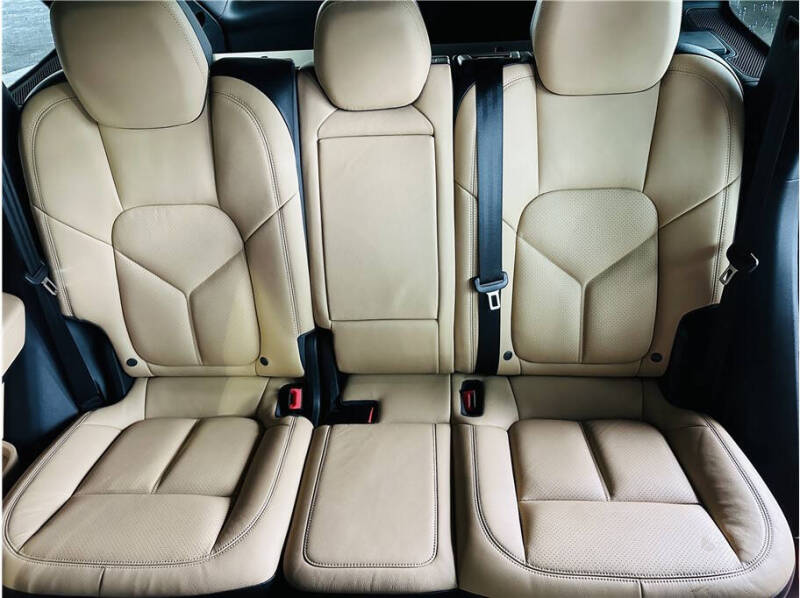 2017 Porsche Cayenne Platinum Edition