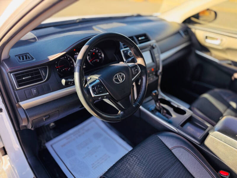 2015 Toyota Camry SE photo 15