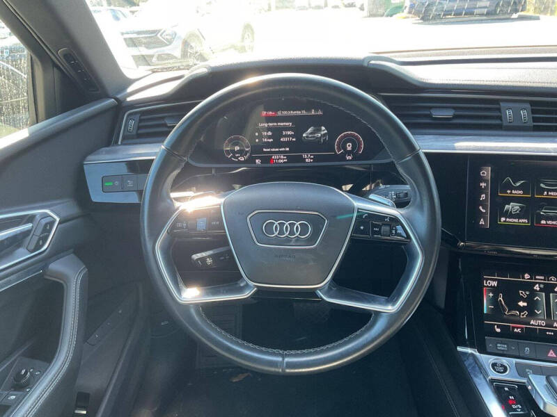 2022 Audi e-tron quattro Premium