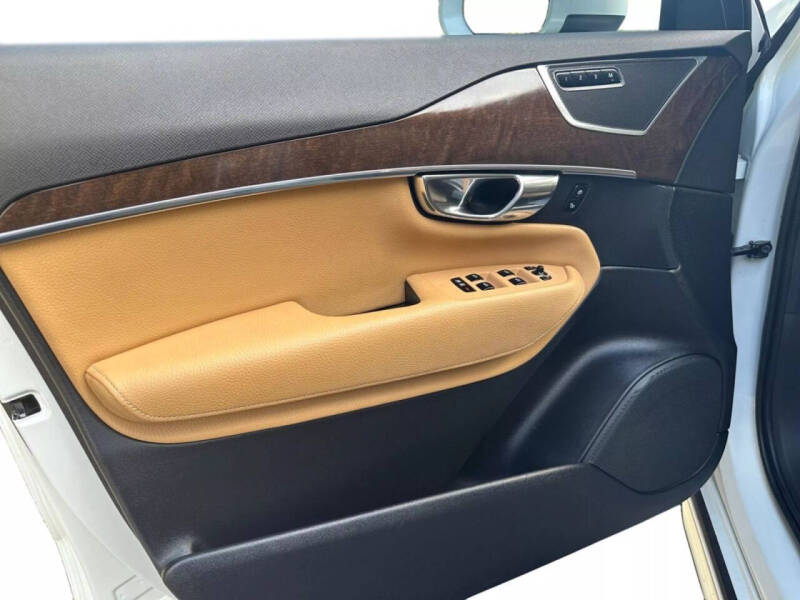 2017 Volvo XC90 T6 Momentum