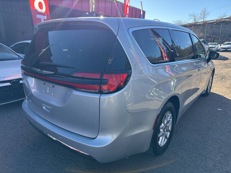 2024 Chrysler Pacifica Touring L