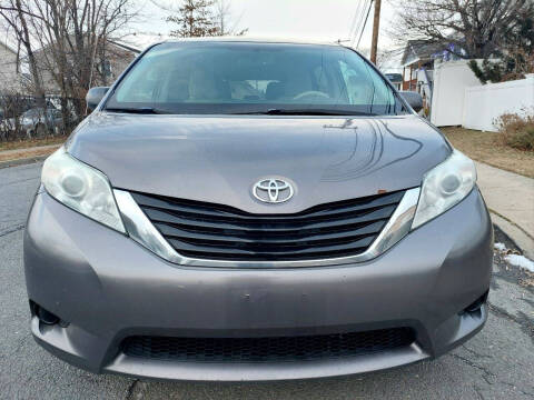 2014 Toyota Sienna LE 8-Passenger