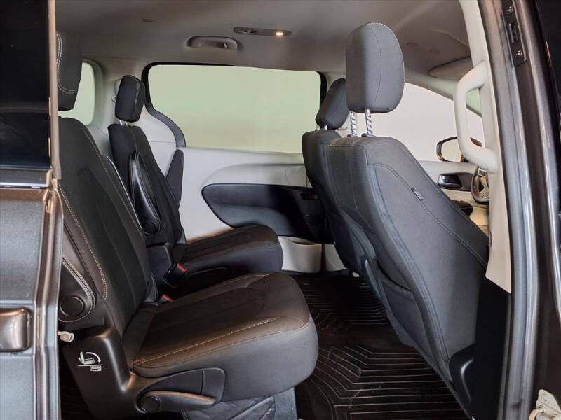 2020 Chrysler Voyager LX