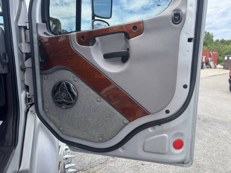 2005 Freightliner M2 106