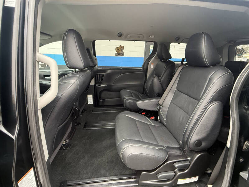 2017 Toyota Sienna SE 8-Passenger