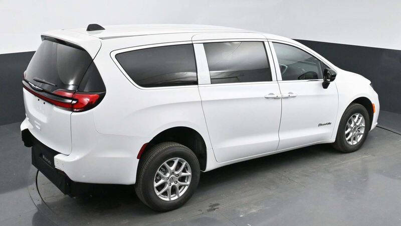 2024 Chrysler Pacifica Touring