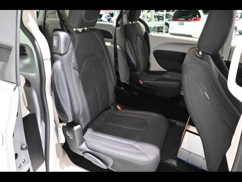 2024 Chrysler Voyager LX