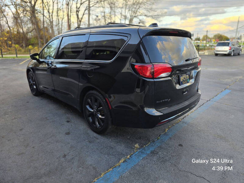 2020 Chrysler Pacifica Touring L photo 10