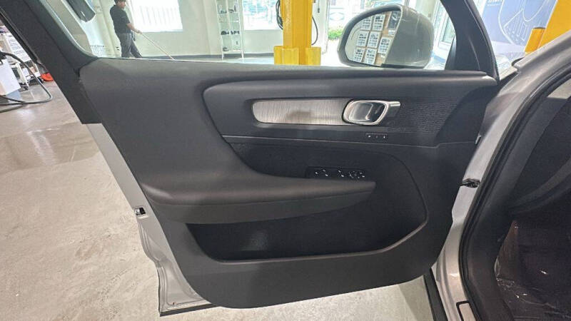 2023 Volvo XC40 B5 Plus Bright Theme