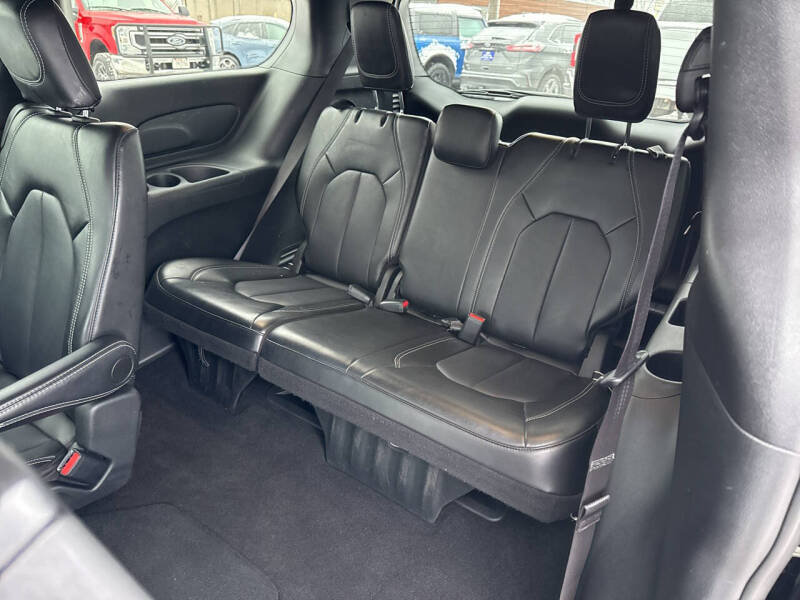 2025 Chrysler Pacifica Select