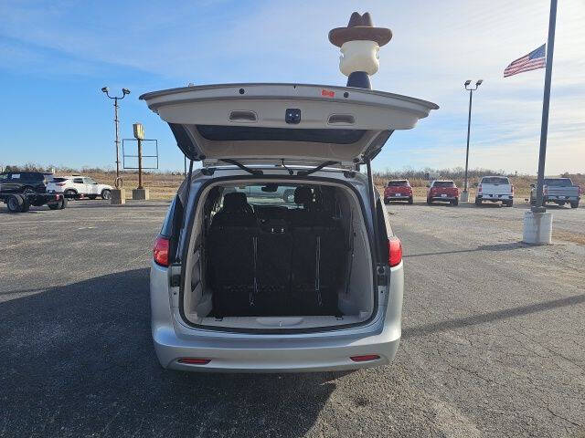 2023 Chrysler Voyager LX