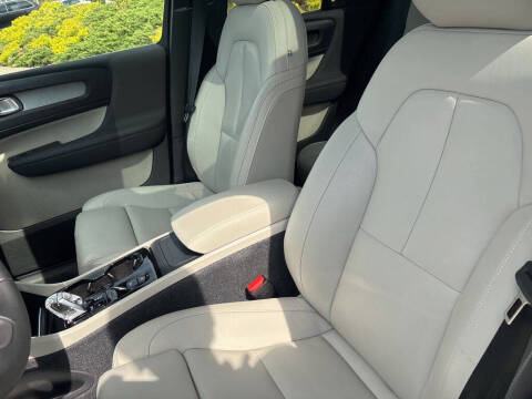 2024 Volvo XC40 B5 Plus Bright Theme