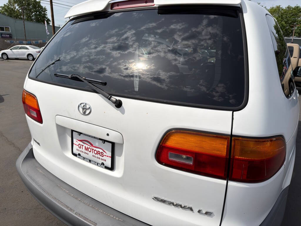 White 2000 Toyota Sienna LE 4dr LE Mini-Van 26