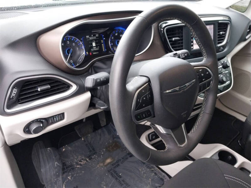 2022 Chrysler Voyager LX