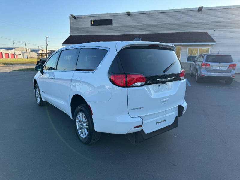 2022 Chrysler Voyager LX