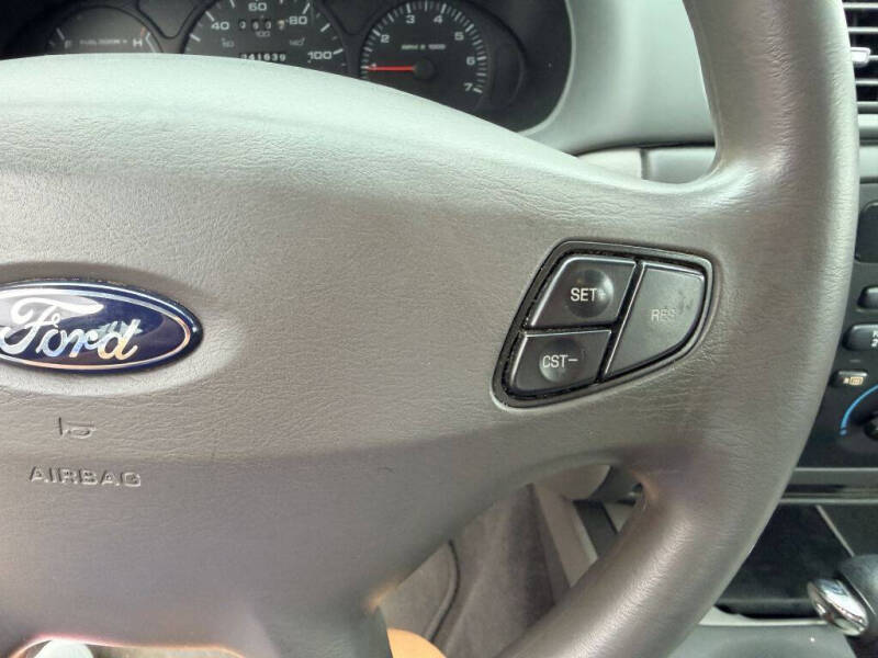2003 Ford Taurus SE
