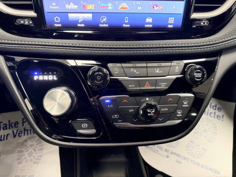 2027 Chrysler Pacifica Select