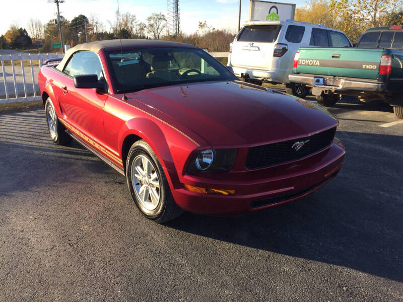 2005 Ford Mustang Premium photo 2