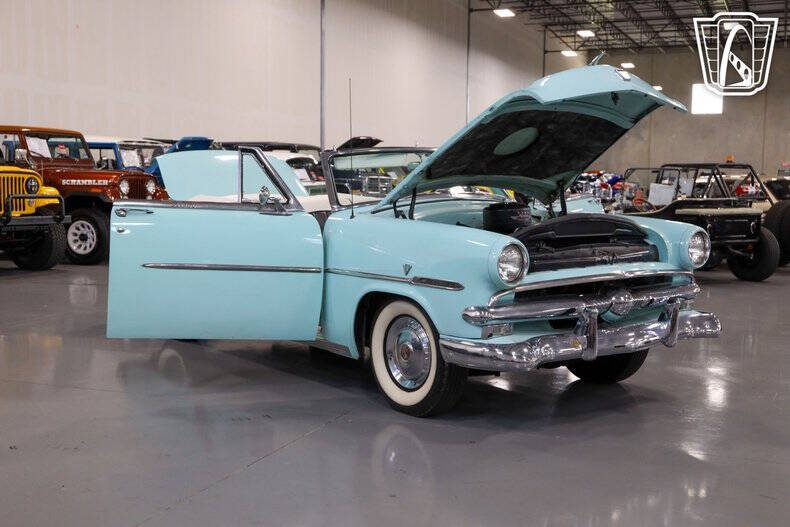1953 Ford Crestline