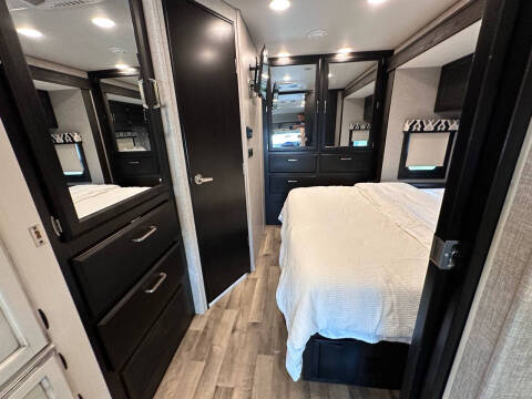 2022 Jayco Grayhawk 27, King Bed  Sleeps 6 , Gas Engine