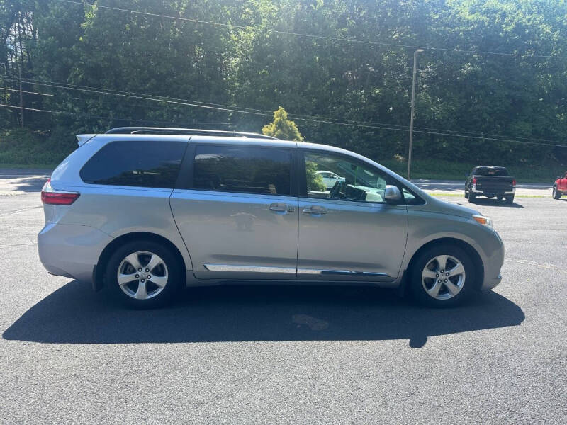 2017 Toyota Sienna LE 8-Passenger