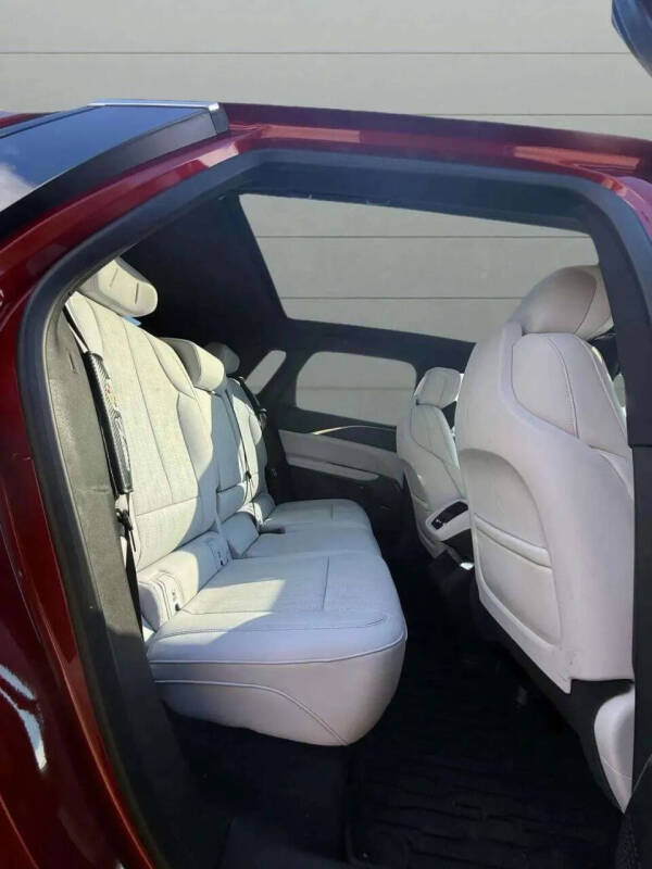 2024 Cadillac LYRIQ Luxury 1