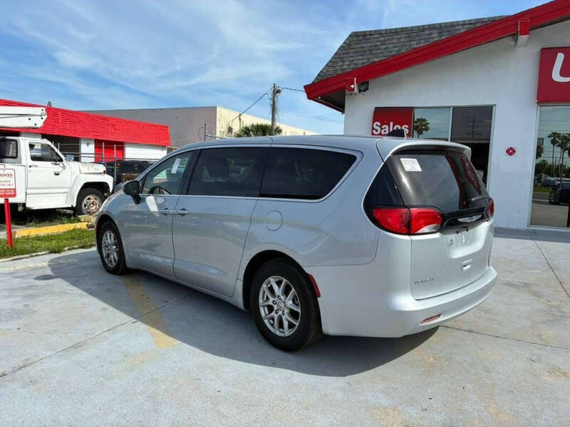 2023 Chrysler Voyager LX