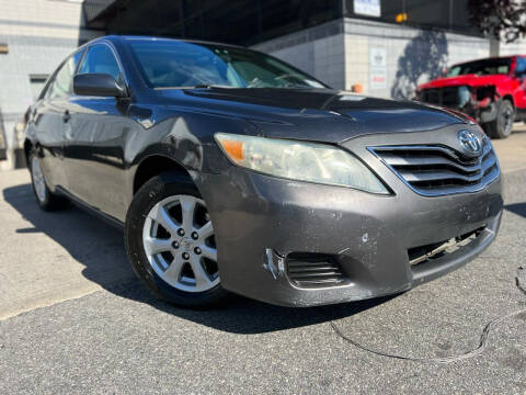 2011 Toyota Camry for sale at Illinois Auto Sales in Paterson NJ