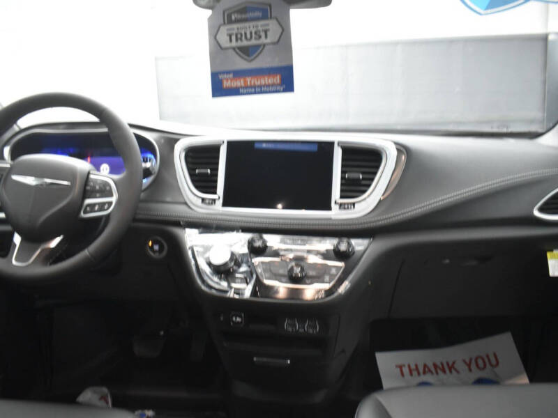 2025 Chrysler Pacifica Select