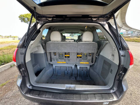 2011 Toyota Sienna XLE 7-Passenger Auto Access Seat