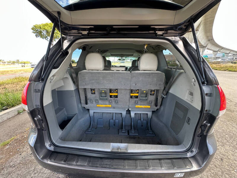 2011 Toyota Sienna XLE 7-Passenger Auto Access Seat