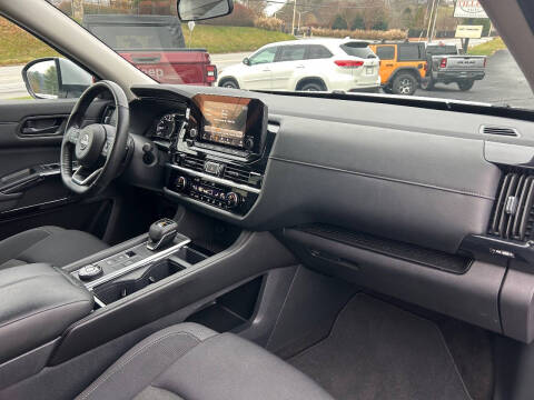 2025 Nissan Pathfinder SV