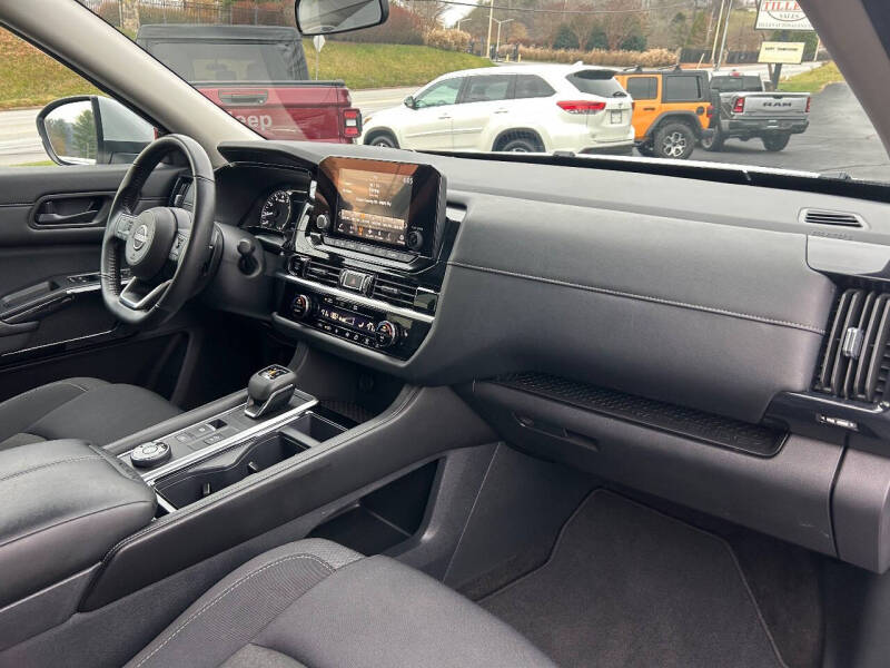 2025 Nissan Pathfinder SV