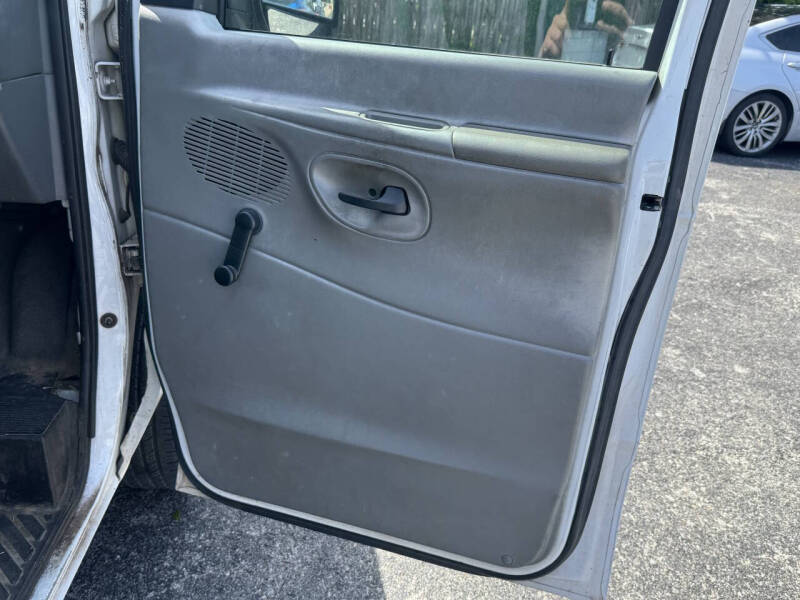 2003 Ford E-Series E-150 Base