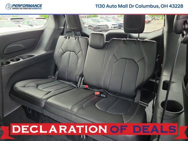 2027 Chrysler Pacifica Select