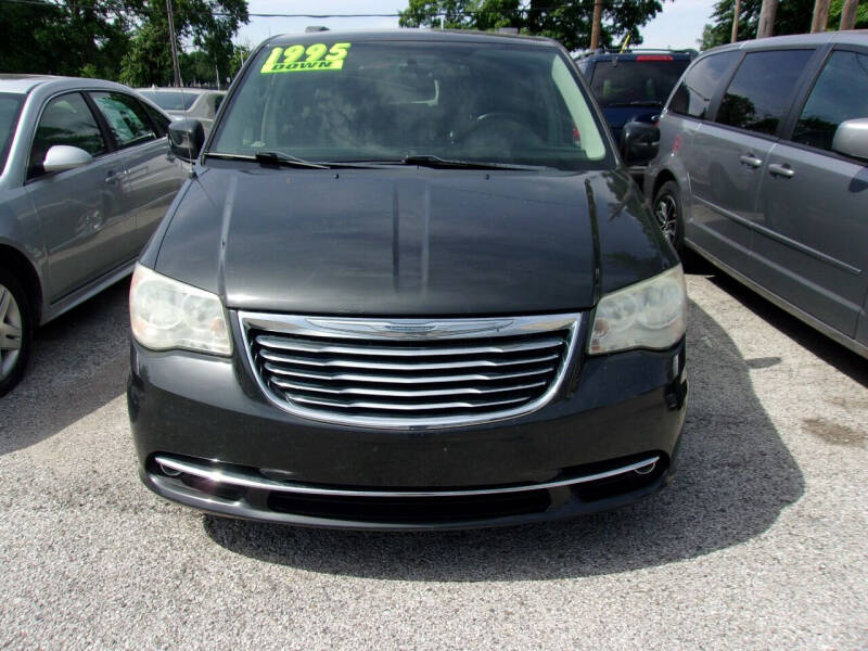 2012 Chrysler Town & Country Touring photo 2