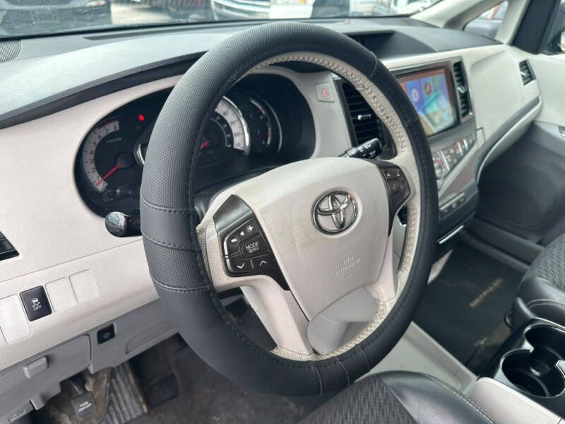 2012 Toyota Sienna SE 8-Passenger