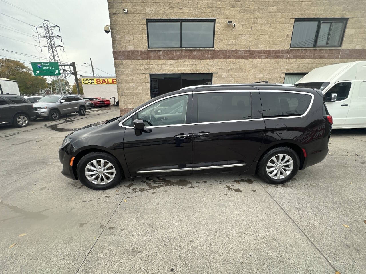 2017 Chrysler Pacifica for sale at VIP Motor Sales in Hazel Park, MI