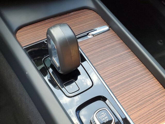 2023 Volvo XC60 B5 Plus Dark Theme