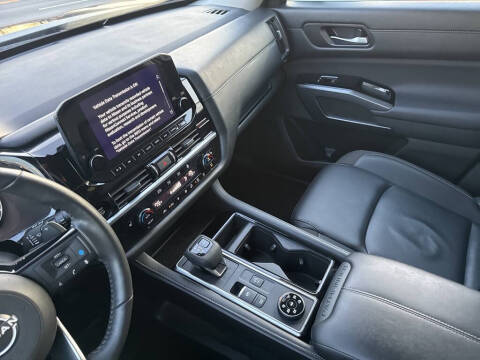 2025 Nissan Pathfinder SL