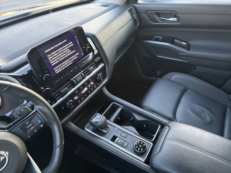 2025 Nissan Pathfinder SL