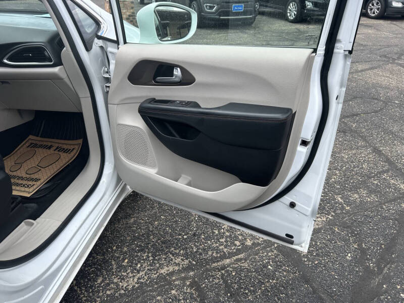 2017 Chrysler Pacifica Touring-L