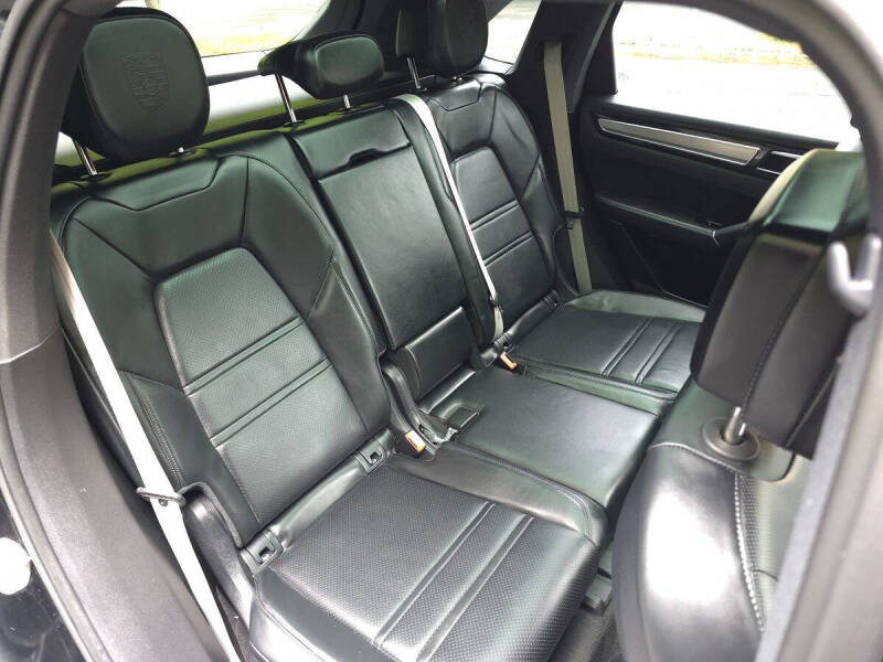 2023 Porsche Cayenne Platinum Edition