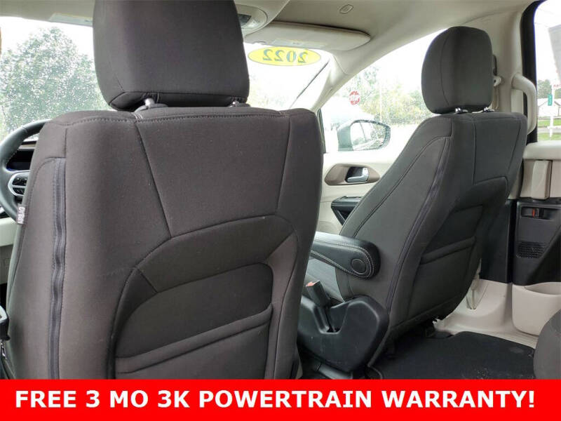 2022 Chrysler Voyager LX