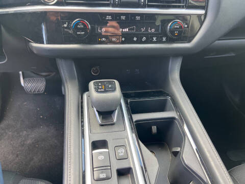 2024 Nissan Pathfinder SV