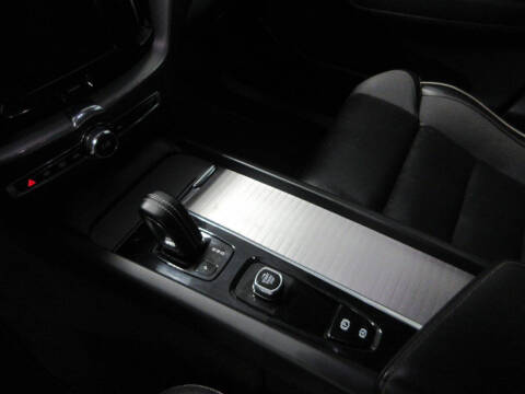 2022 Volvo XC60 B5 R-Design